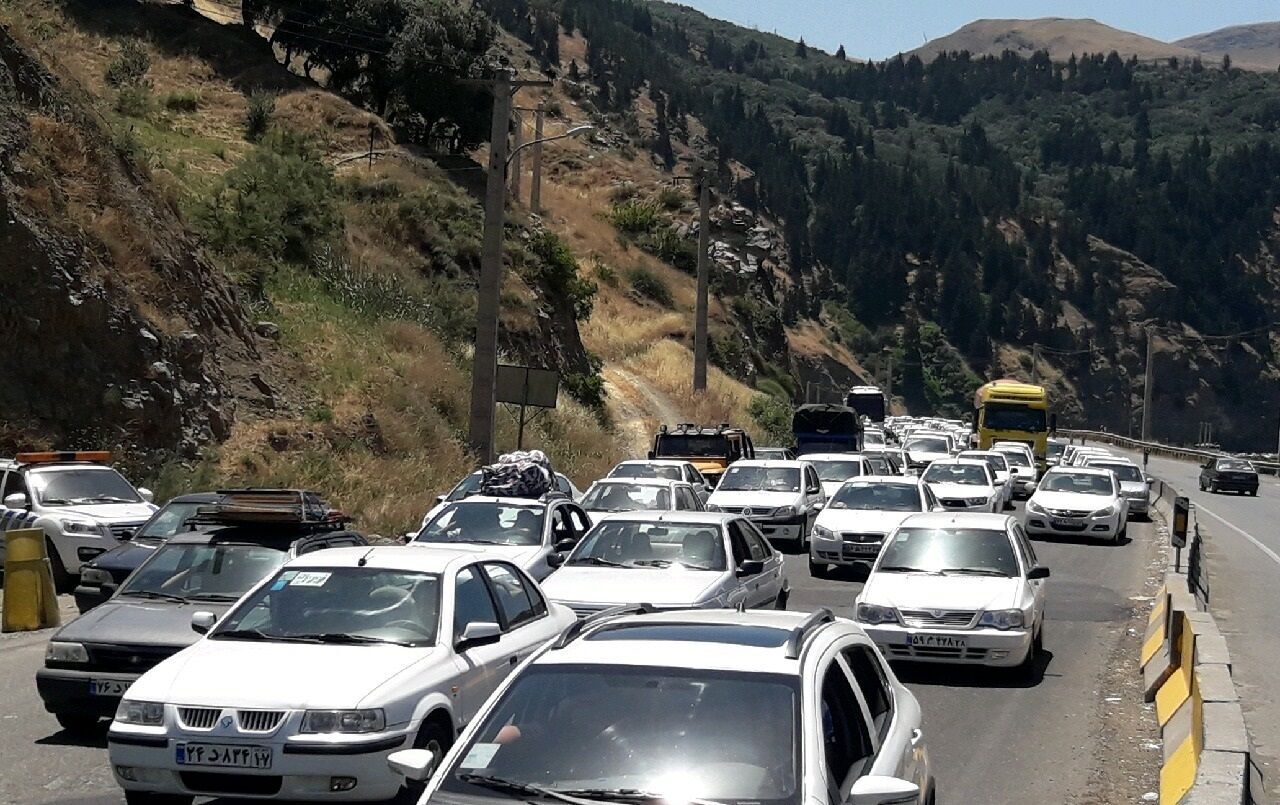ترافیک سنگین در برخی محورهای شمالی/ جاده چالوس ،هراز و آزادراه تهران – شمال همچنان یکطرفه