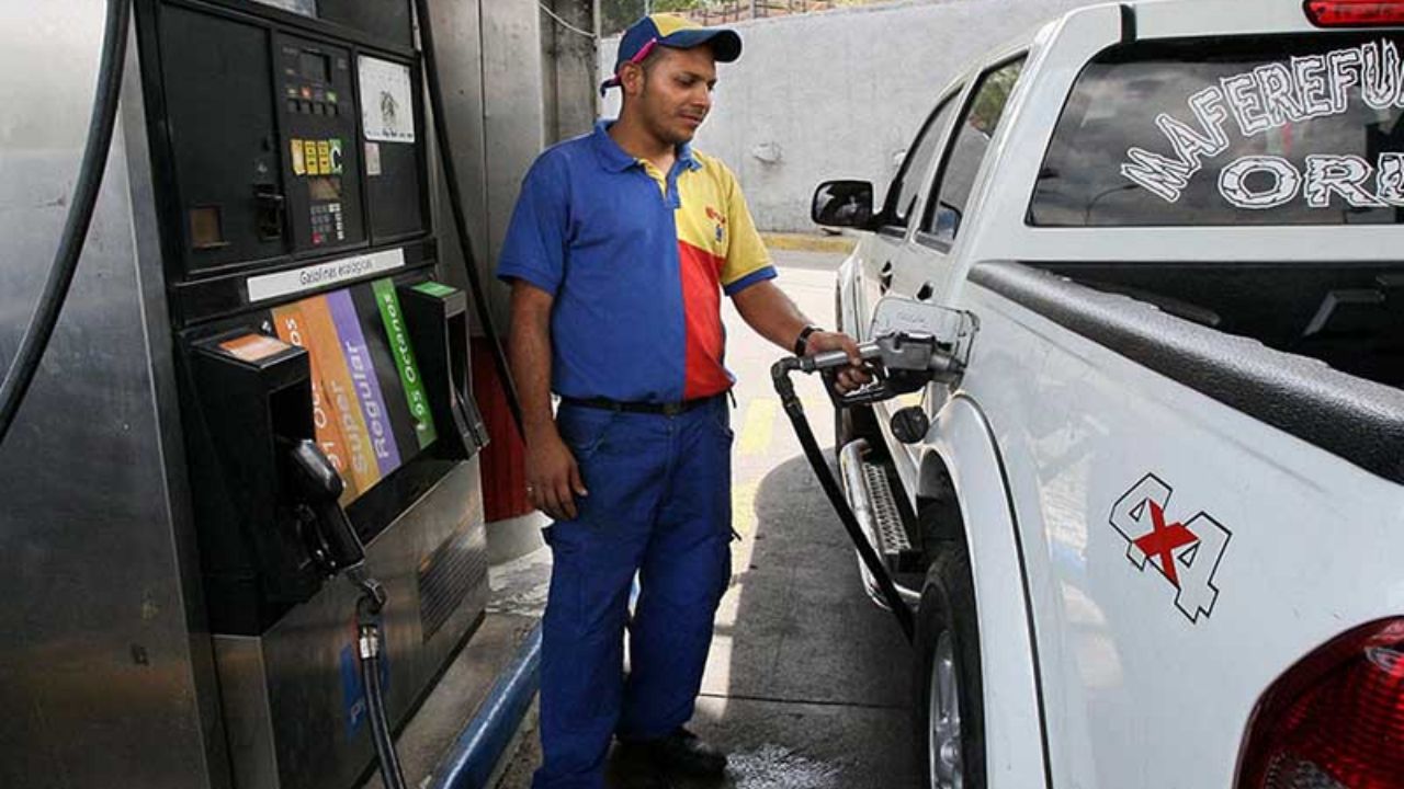 صف‌های کیلومتری بنزین در پایتخت ونزوئلا