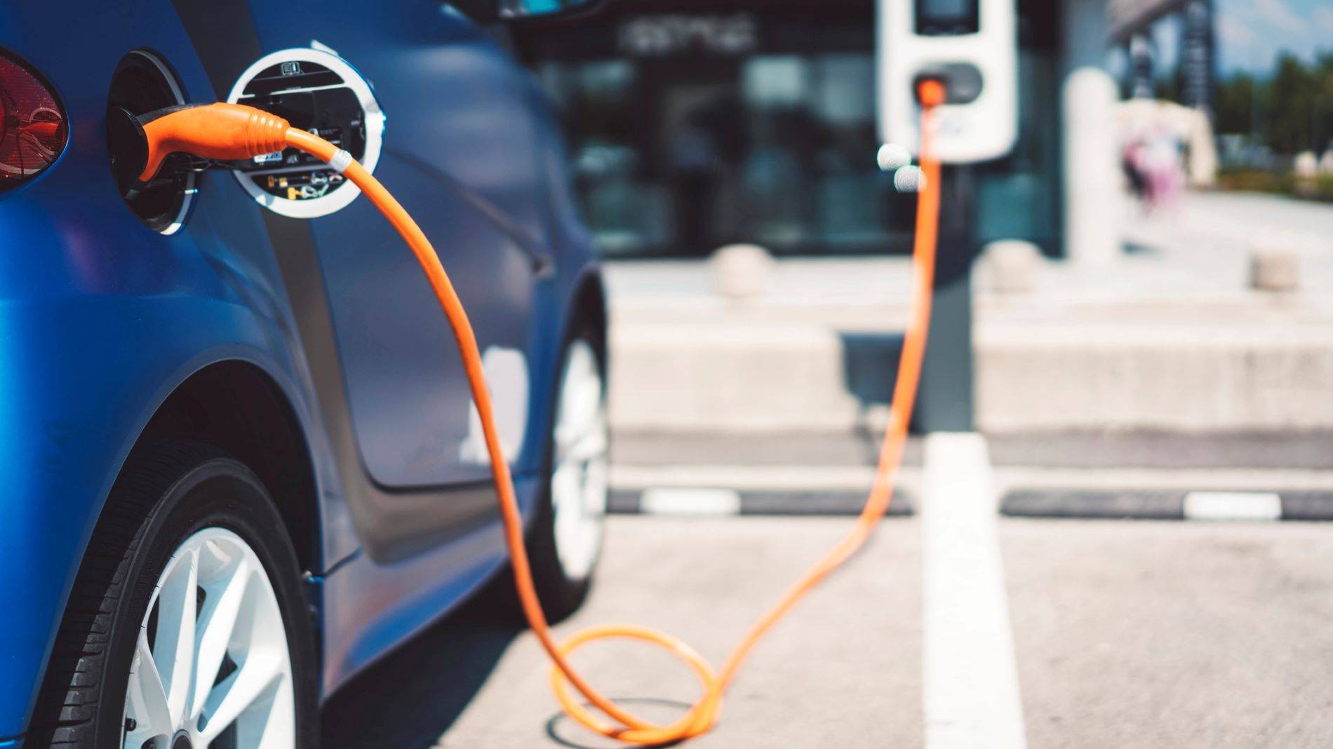 آمریکا به 100 هزار ایستگاه شارژ خودروهای برقی نیاز دارد
