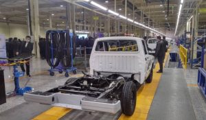 موانع افزایش تیراژ بخش خصوصی از 94 هزار به 900 هزار خودرو؟/ با تحریم و خودتحریمی، تولید 1.2 میلیون خودرو در ایران امکانپذیر است