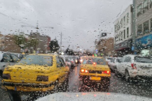 ترافیک سنگین در آزادراه تهران-کرج و بارش باران در برخی محور‌های کشور